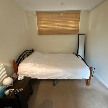 לונדון Cozy Room In Shared Home Near Canary Wharf מראה חיצוני תמונה
