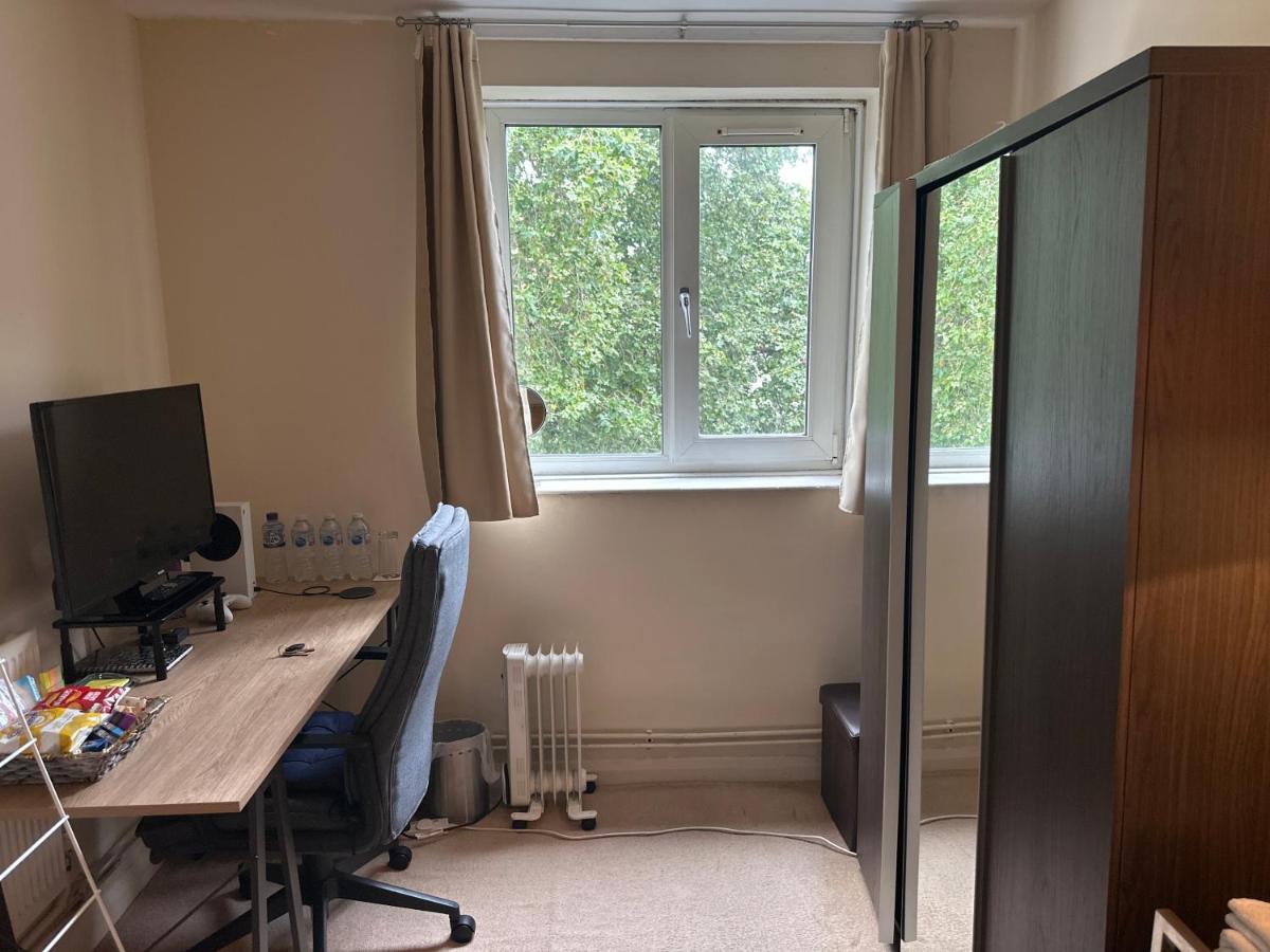 לונדון Cozy Room In Shared Home Near Canary Wharf מראה חיצוני תמונה