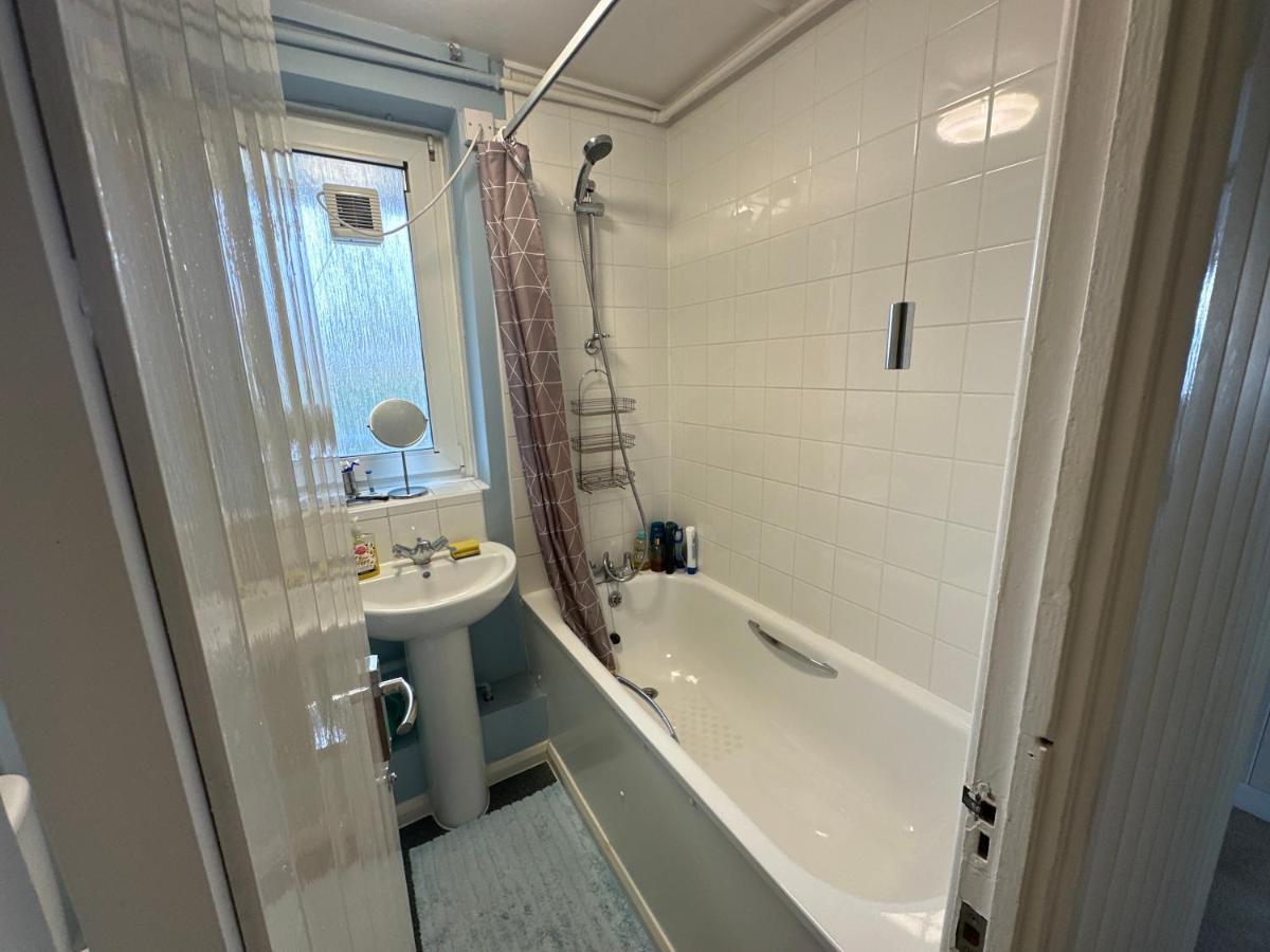 לונדון Cozy Room In Shared Home Near Canary Wharf מראה חיצוני תמונה